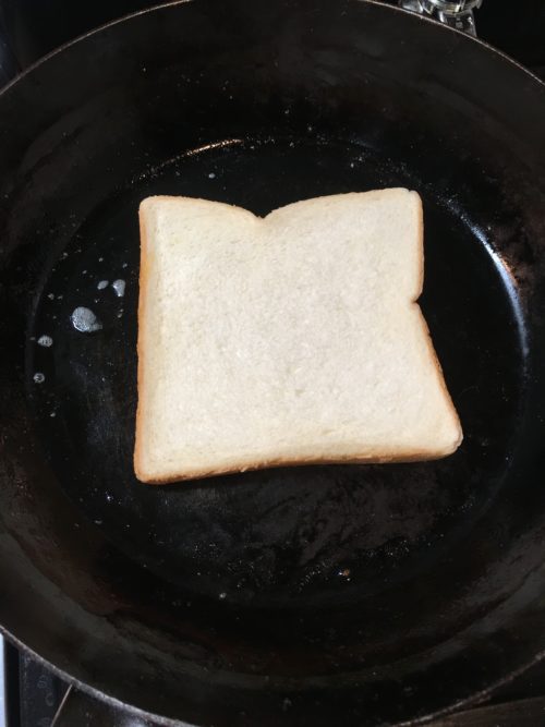 パンをフライパンで焼く