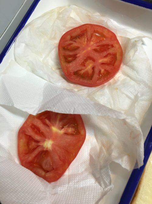 トマトの水気を切る