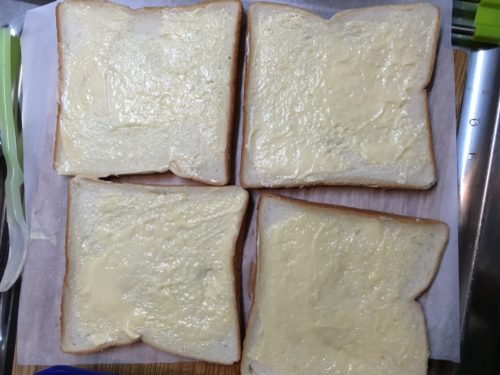 パンにマヨネーズを塗る
